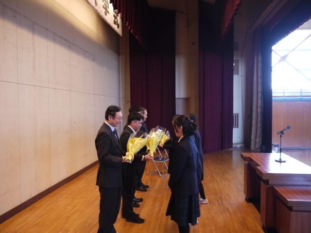 生徒から離任者への花束贈呈